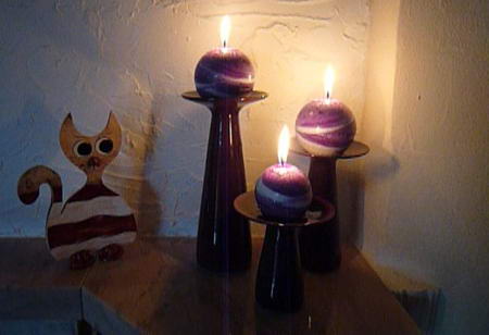Kugelkerzen, Stearinkerzen Arrangement. Kerzen aus Stearin in kristalliner Struktur.